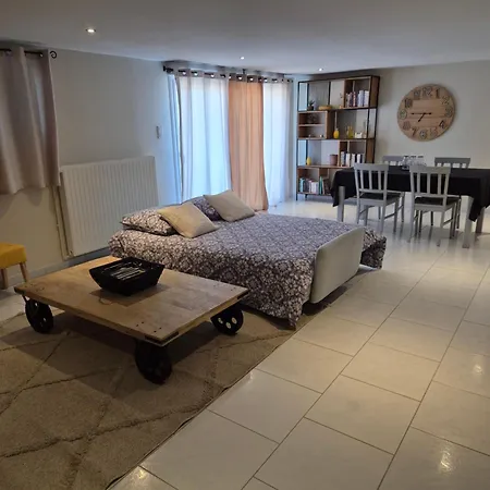 Indépendant Au Rdc D'une Maison *