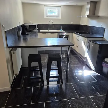 Indépendant Au Rdc D'une Maison Appartement Venouse